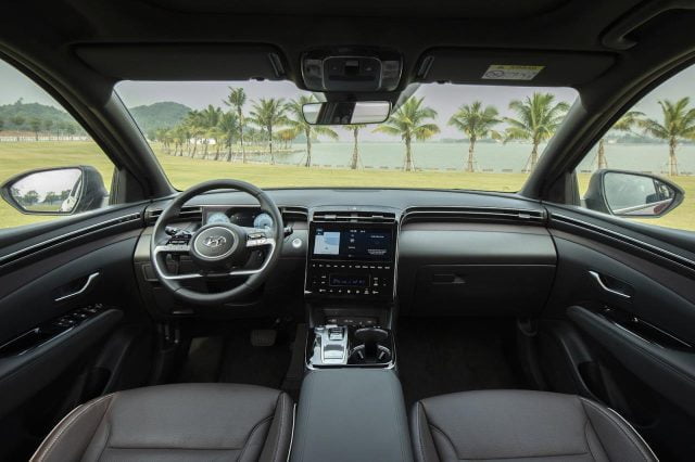 Đánh giá xe Hyundai Tucson 2025: Có gì để dẫn đầu phân khúc? 3PnzXjNSrxhJdfMU04OWJhNHee9hKcHTLdBaNEEwcqrZZT9 yZU68m Hm9fUjMemOs c3DPnCgHAEGnMMPmZouWwbHBZrlmrQ9m2EElN5JK8RjwN 9WMZqY7aVxhLAP QXkdRbgg 640x426 1 - Đánh giá xe Hyundai Tucson 2025: Có gì để dẫn đầu phân khúc?