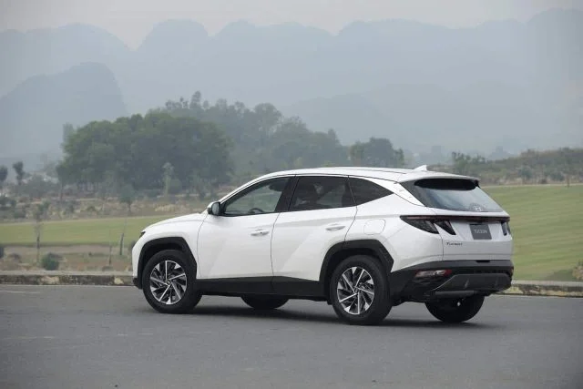 Đánh giá xe Hyundai Tucson 2025: Có gì để dẫn đầu phân khúc? d3ADN5VjcW7BFeU4smWQgW 5jhyFnVdhYH 80UhK7rqyk4s seh3oDJiOnLuUSAQI 3jZAQIlbDUIhoazrvcXUAsnz4 807dU1 PEmJnmTGVVYgPmTHAW t23BWzEb75D29toH4N 640x427 1 - Đánh giá xe Hyundai Tucson 2025: Có gì để dẫn đầu phân khúc?